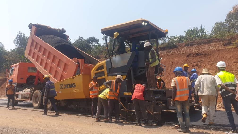 RN5 : Pose du goudron sur la première bande à Munosho vers Toyota.