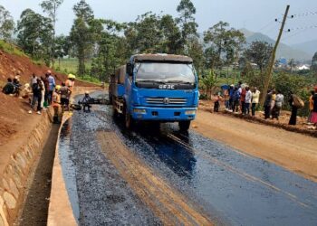 RN5: Pose de la colle sur le tronçon Nyangezi-Mumosho
